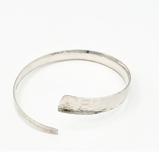 Jeff Gray Jewelry Designer Jeff Gray Sterling Silver Hammered Modernist Abstract Bangle Bracelet '90s