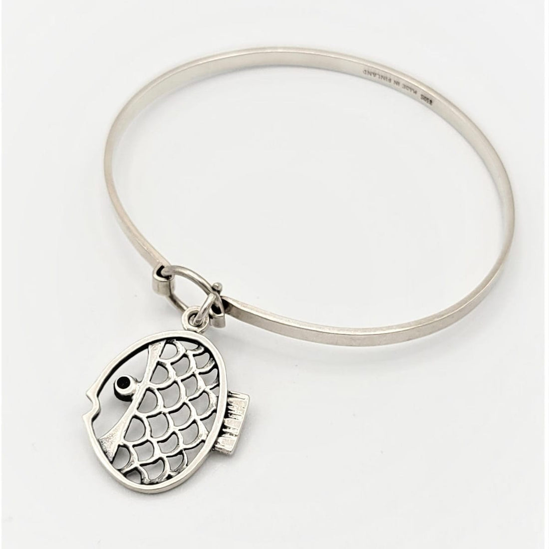 Finland Jewelry Vintage Sterling Silver Finland Modernist Fish Charm Top Latch Bangle Bracelet